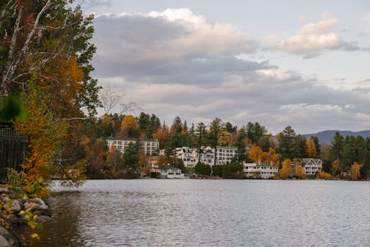 Lakefront Harmony and Garden Silence at Stillgold House